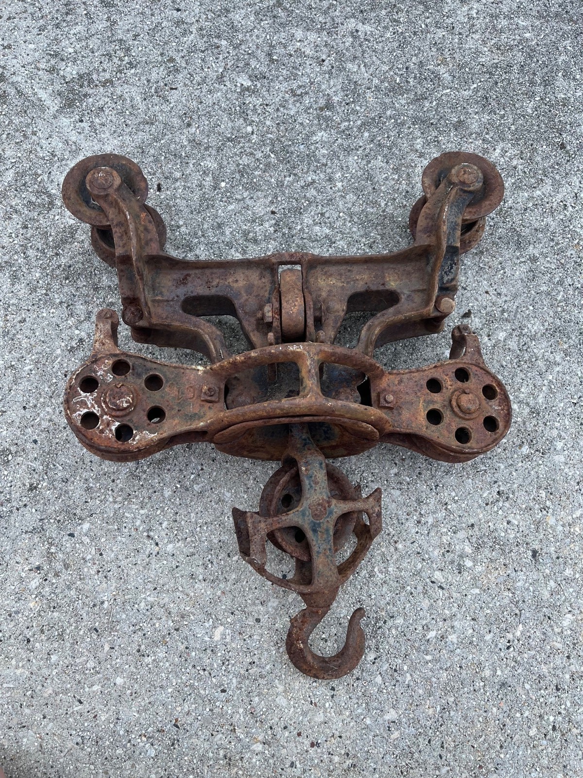 Antique Leader Cast Iron Farm Hay Trolley Barn Equipment w/ Center Drop Pulley
