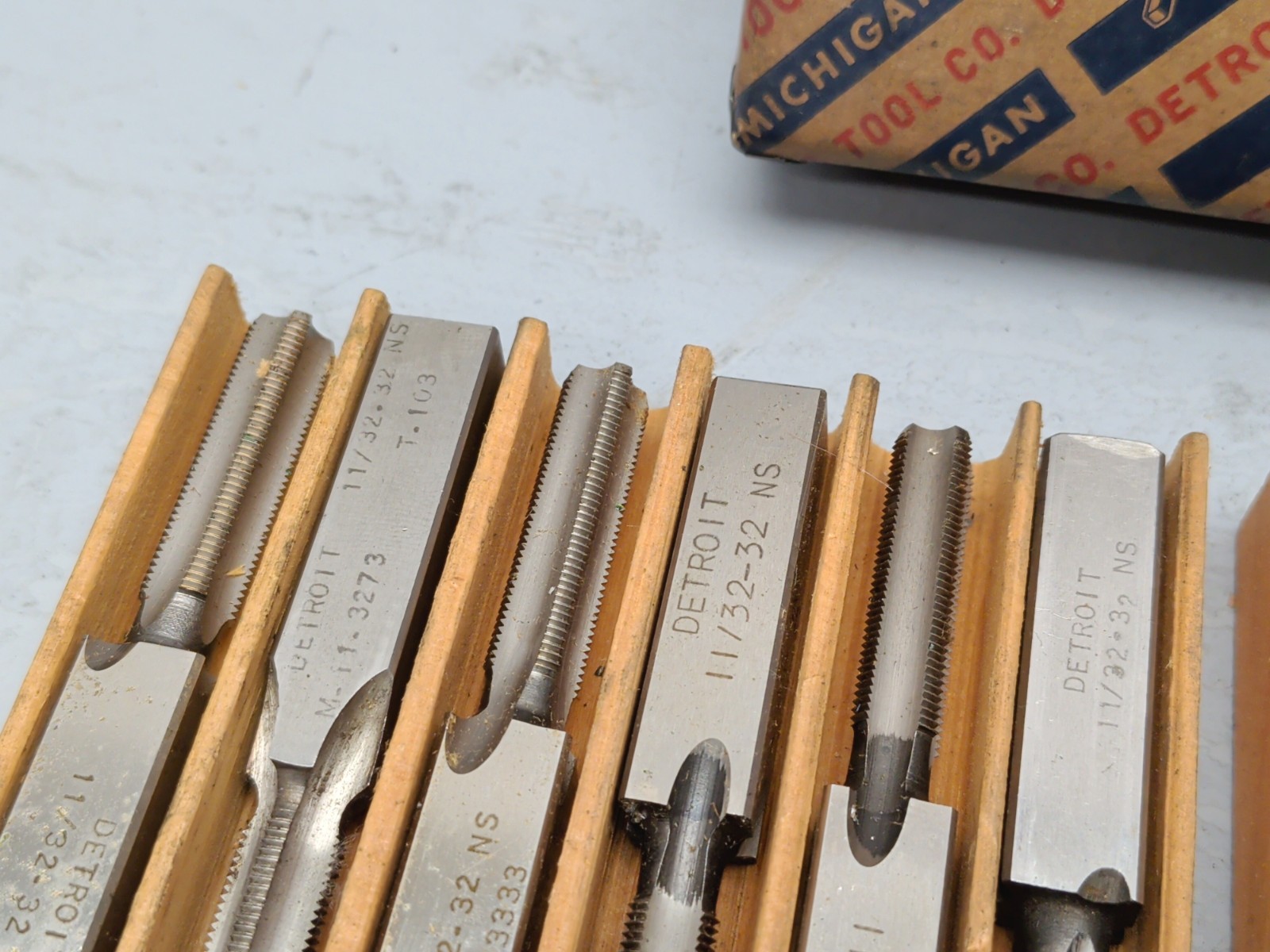 NOS VINTAGE DETROIT TAP & DIE SQUARE SHANK THREAD TAPS, 18PC, 11/32-32 NS, USA