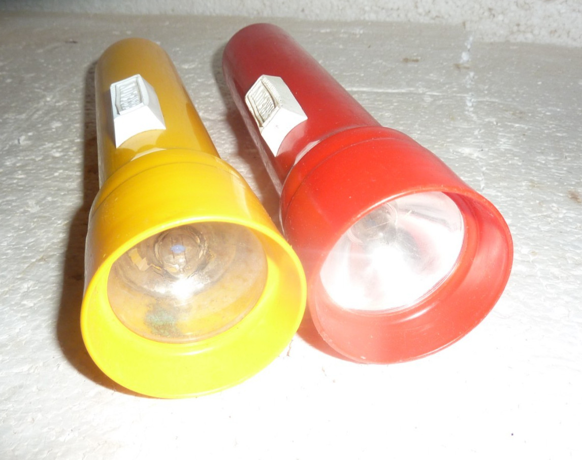 2 Vtg 70s 80s Eveready flashlight U.S.A. Red & Yellow Plastic White Switch S30A