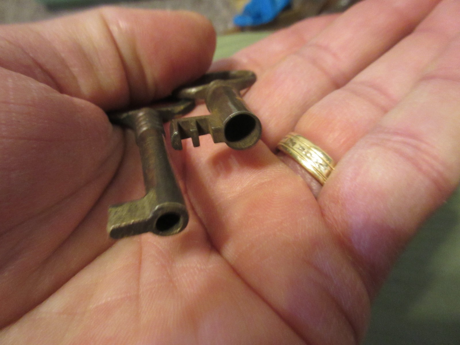 LOT OF VINTAGE OPEN BARREL SKELETON KEYS FANCY ORNATE DRESSER ANTIQUE