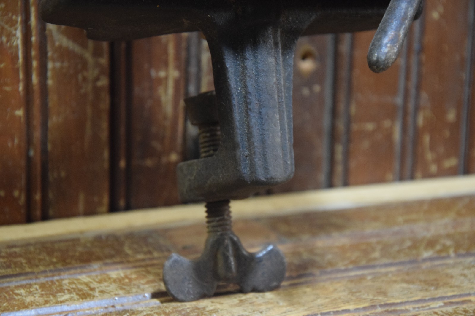 CAST IRON BENCH MOUNT SAW VISE VINTAGE 1910s 1920s CLAMP HAND ADJUSTABLE FILEING