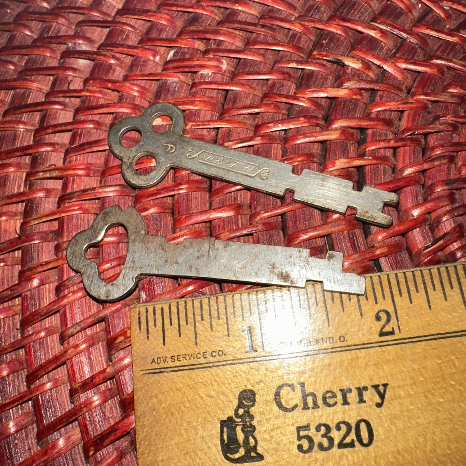 2 Antique Skeleton Keys Flat ￼
