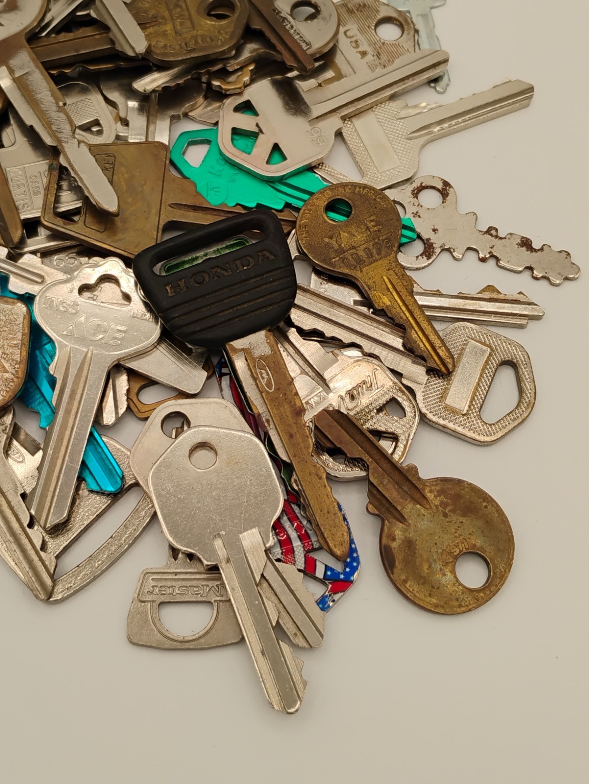 1 Pound of Miscellaneous Vintage, Modern Keys, Cole, Honda, Yale & More