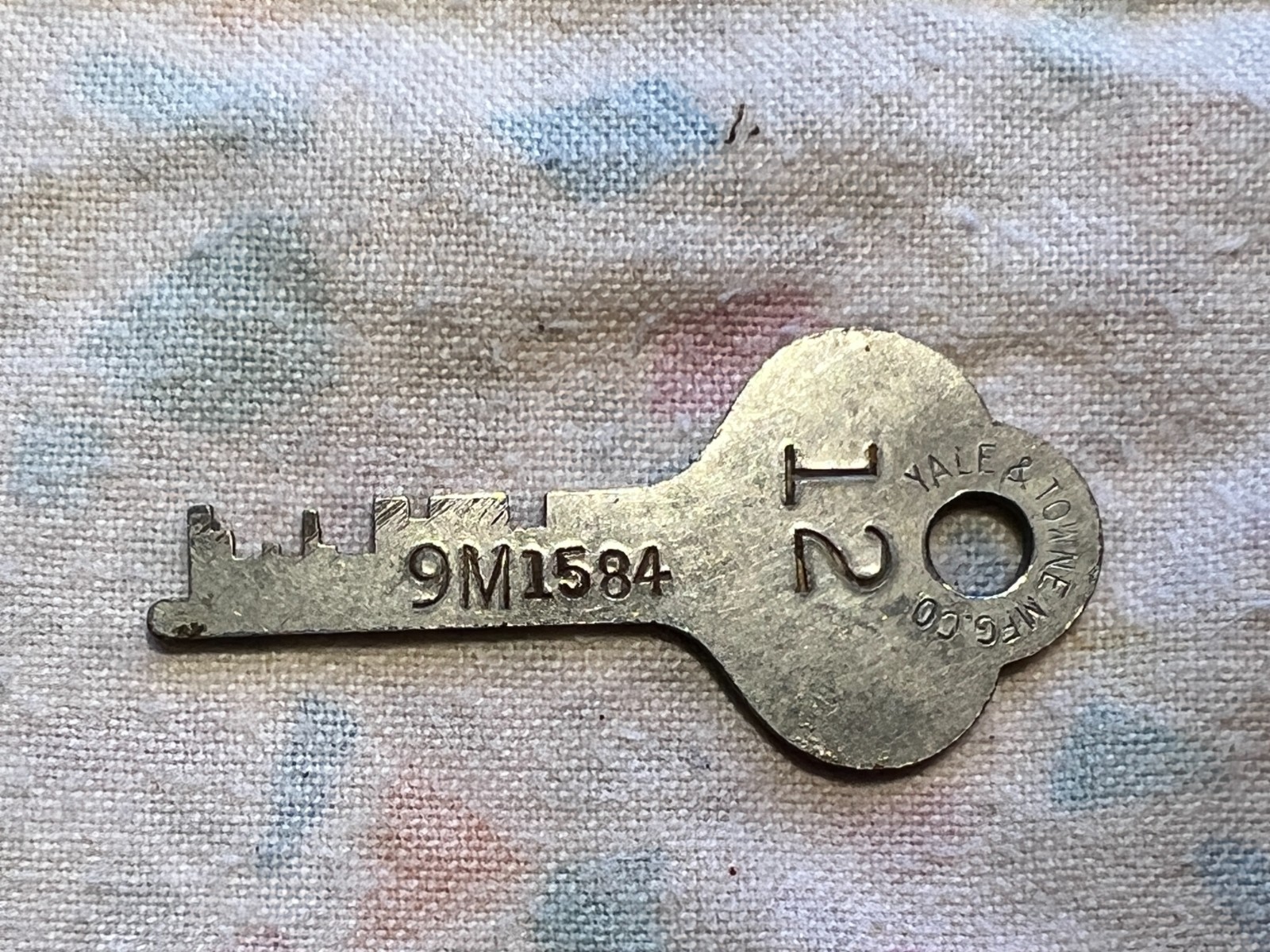 Rare Vintage KEY COLLECTION with Buxton Key-Tainer contain 6 types of keys