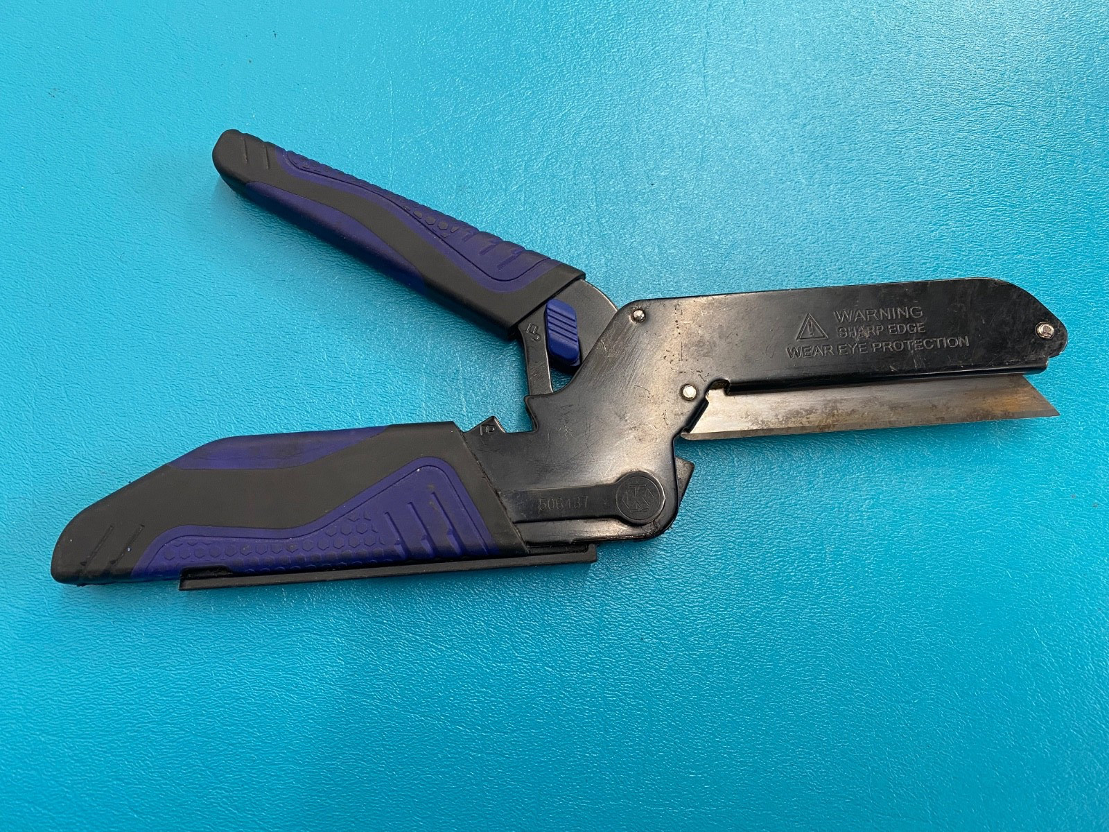 Kobalt 506437 Handy Utility Cutter w/ Swing Jaw 4″ Blade Storage w/Extra Blades