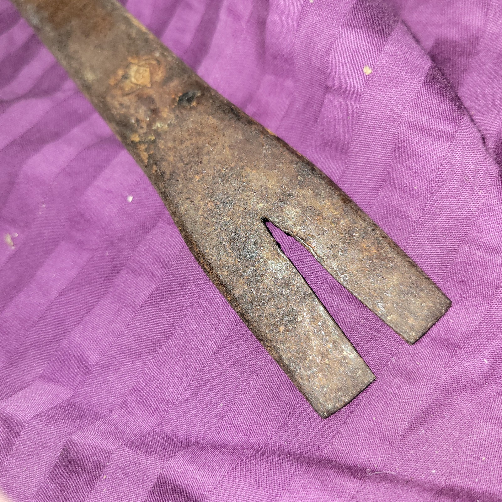 Vintage Diamond Calk & Horseshoe Co, Box Hammer Pry Bar T28 – Horseshoe Imprint