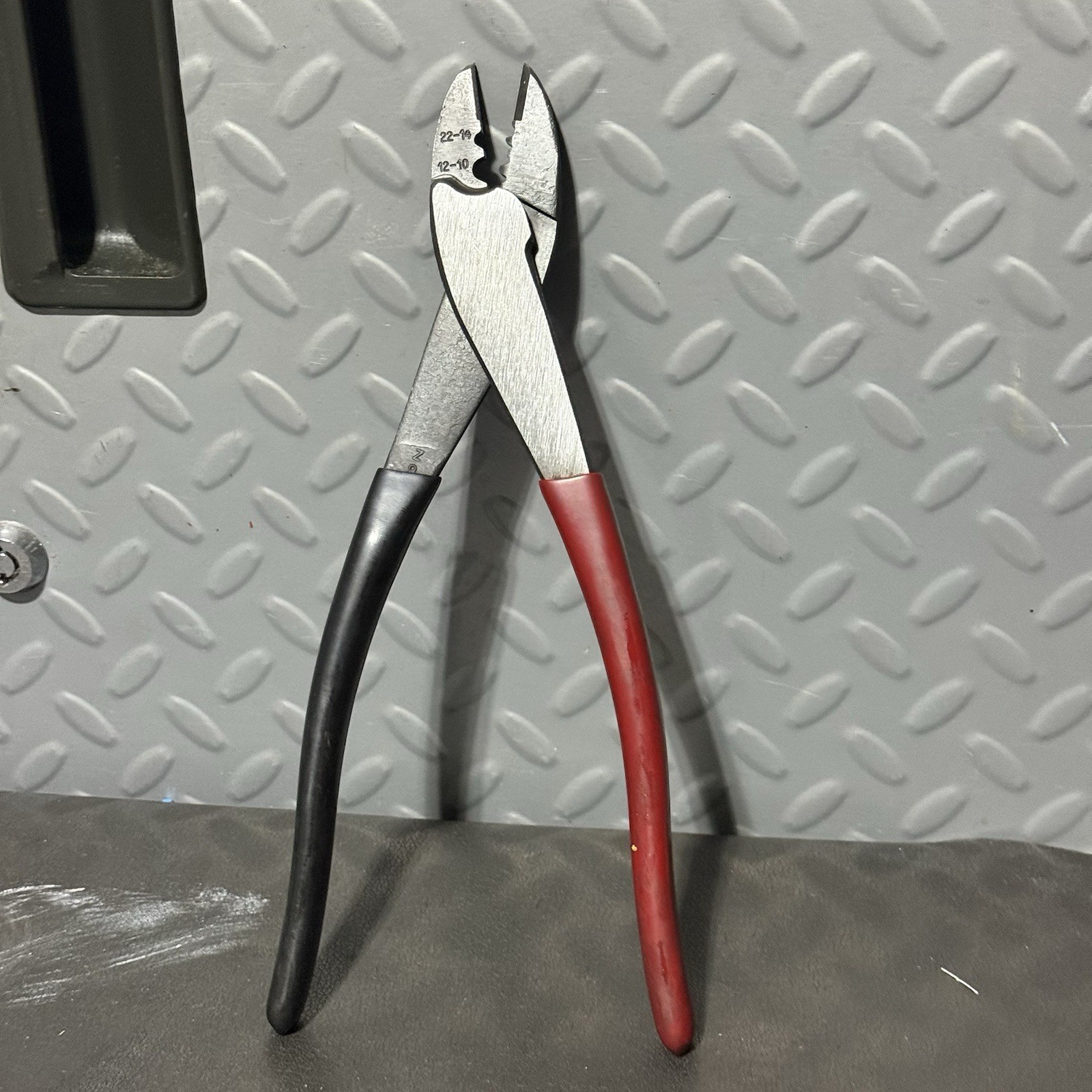 Klein Tools Made in USA Lineman Wire Cutter Crimper Pliers 1006 Rubber Hand Grip