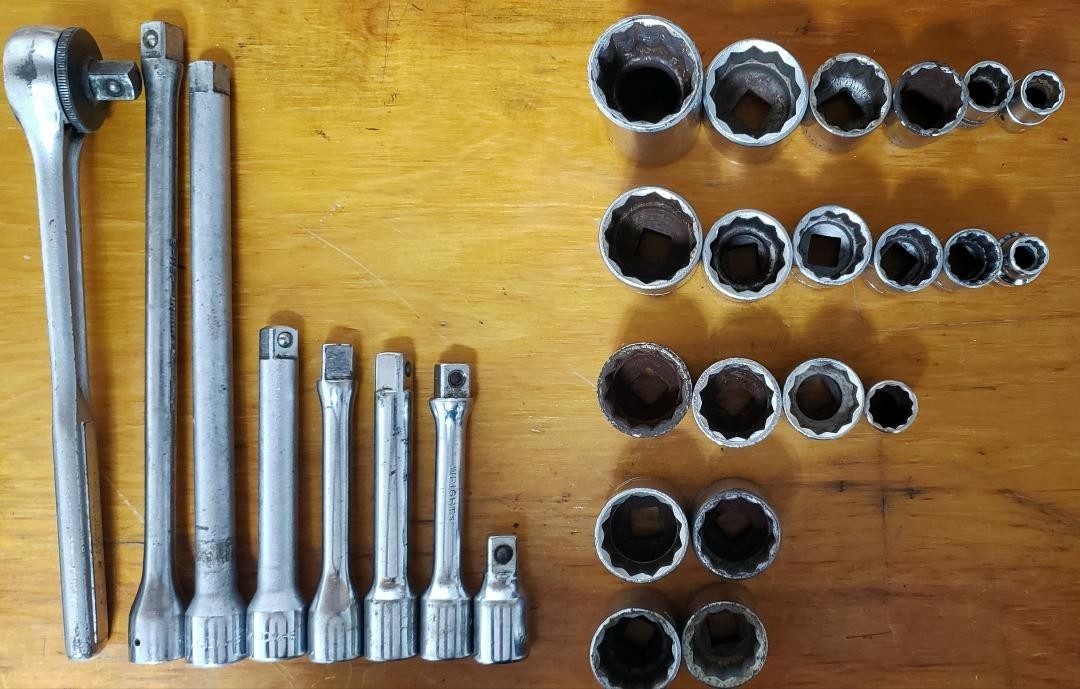 1960-70 28 PIECE MIXED BRAND 1/2 RATCHET W/20 12POINT SOCKETS & 7 EXT CASE USA