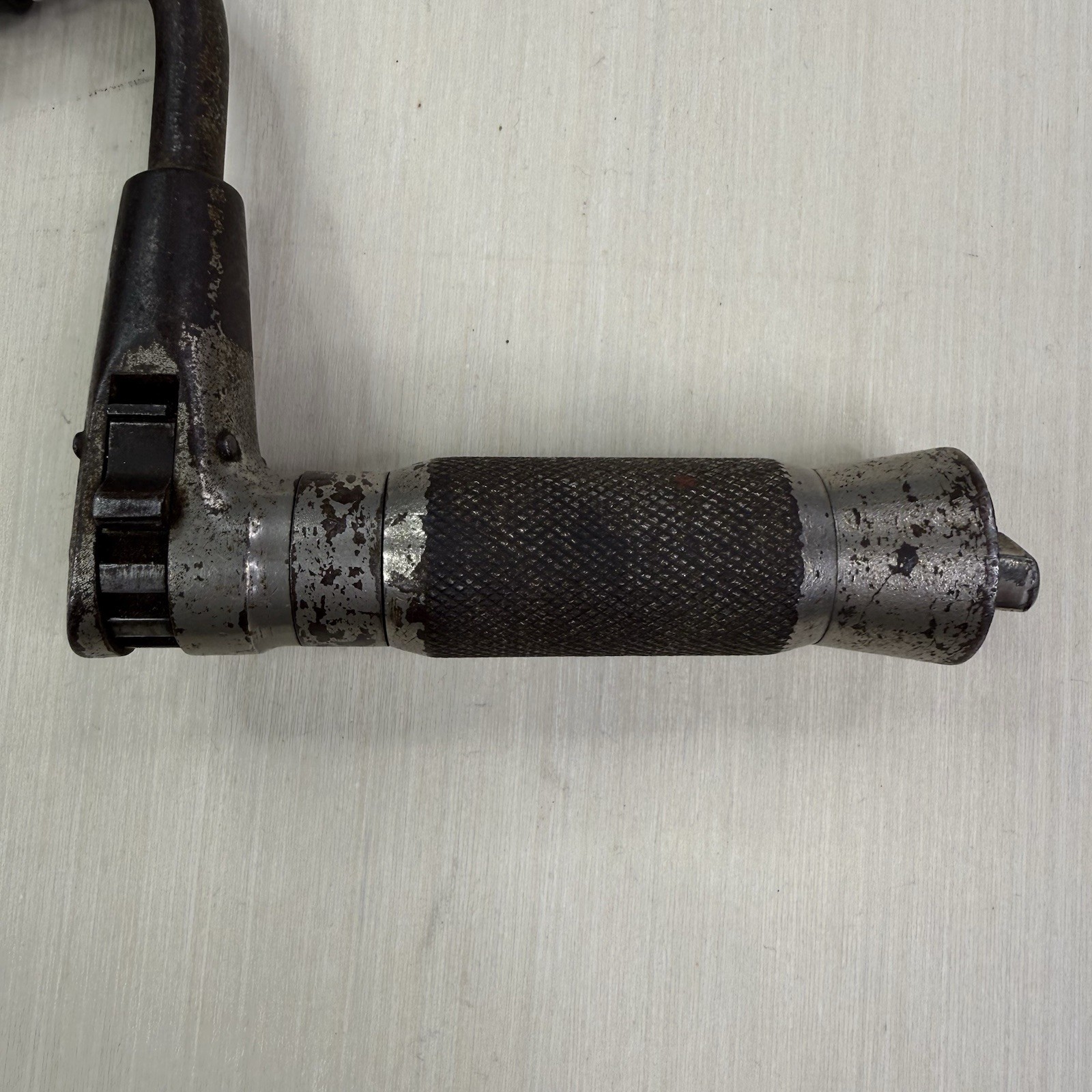 VINTAGE MANUAL HAND CRANK DRILL WITH WOODEN HANDLES RACHETING HEAD REVERSIBLE