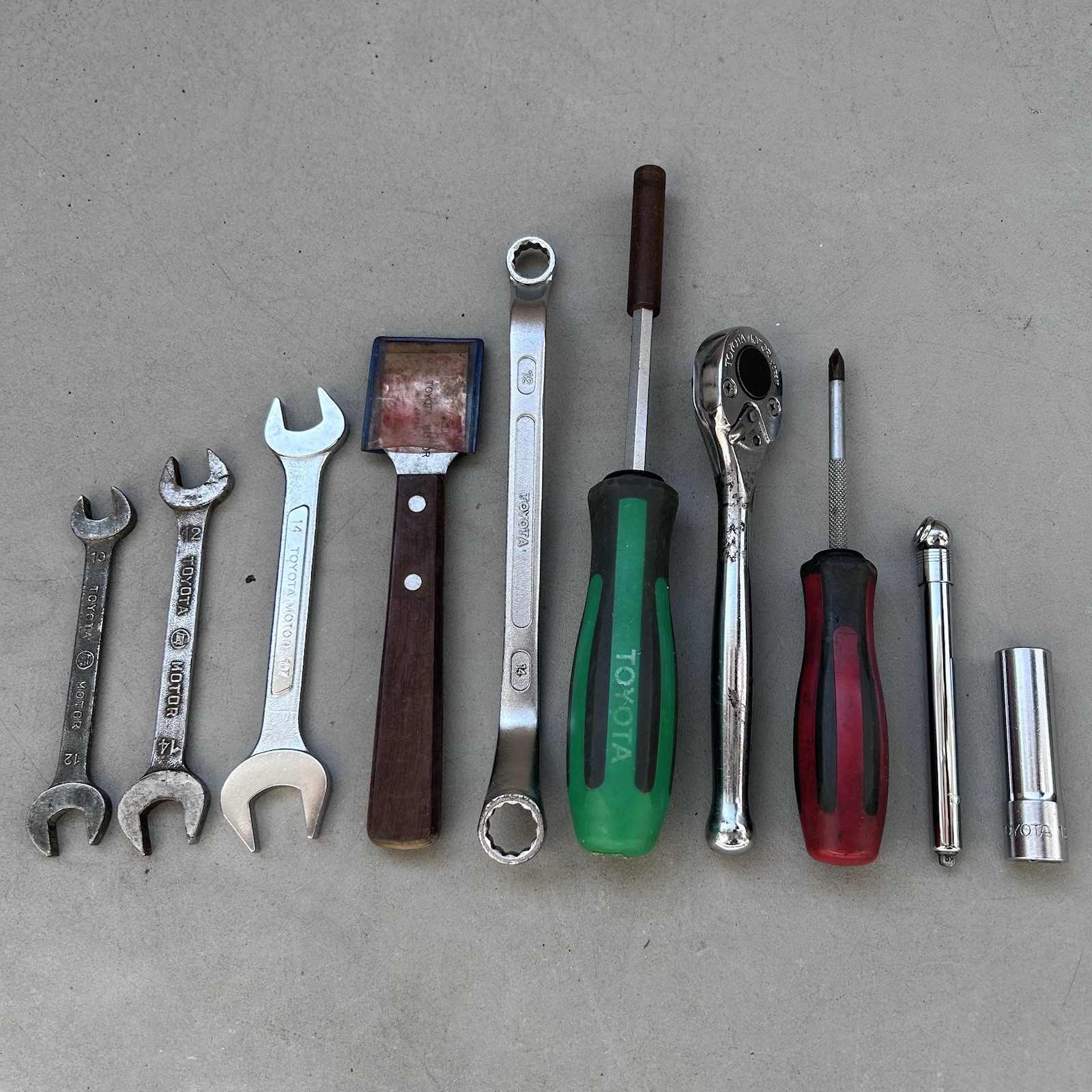 TOYOTA Motor Tool Set Ratchet Offset Wrench Screwdriver Car Maintenance OEM