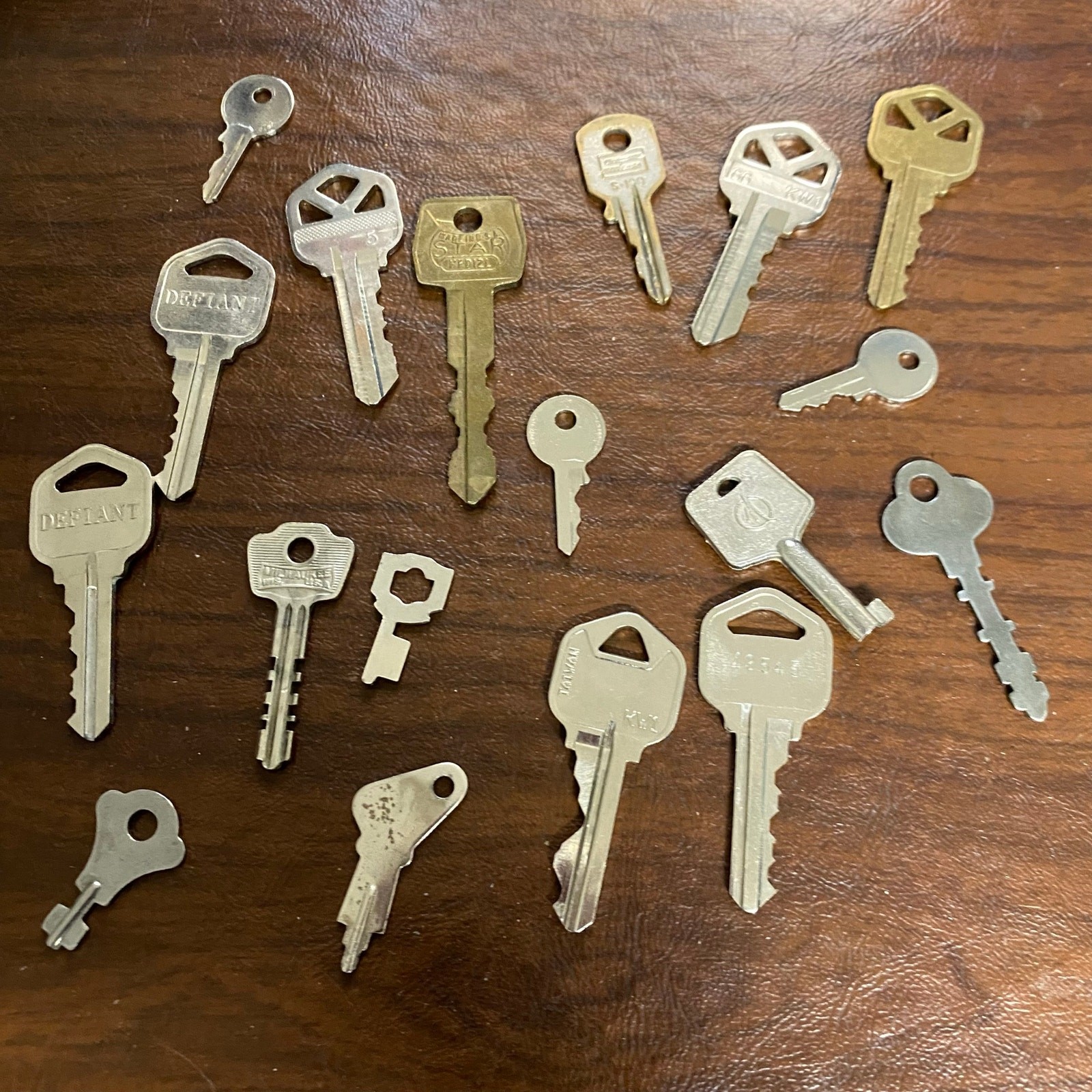 Mixed Lot of Assorted 18 Keys Cash Box, Luggage, Car, Door – Locksmiths