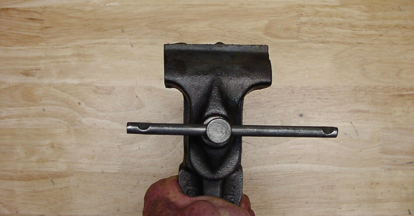 Vintage Quality M.T.F. Co Anvil Bench Vise,3-3/16″ Jaws,3-1/4″ Capacity,W/ISSUES