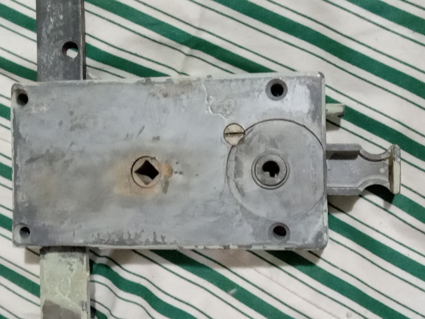 -*{J78} Vintage metal Garage Door Lock/ lever Working (J78)