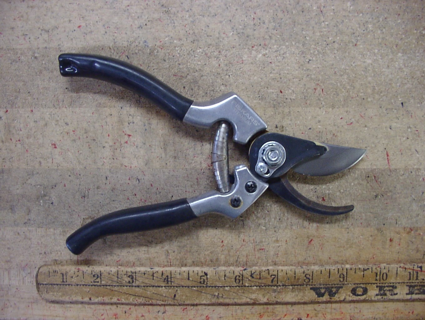 Fiskars Titanium EA1120 Bypass Pruners,9″,12.2 oz.,VGC
