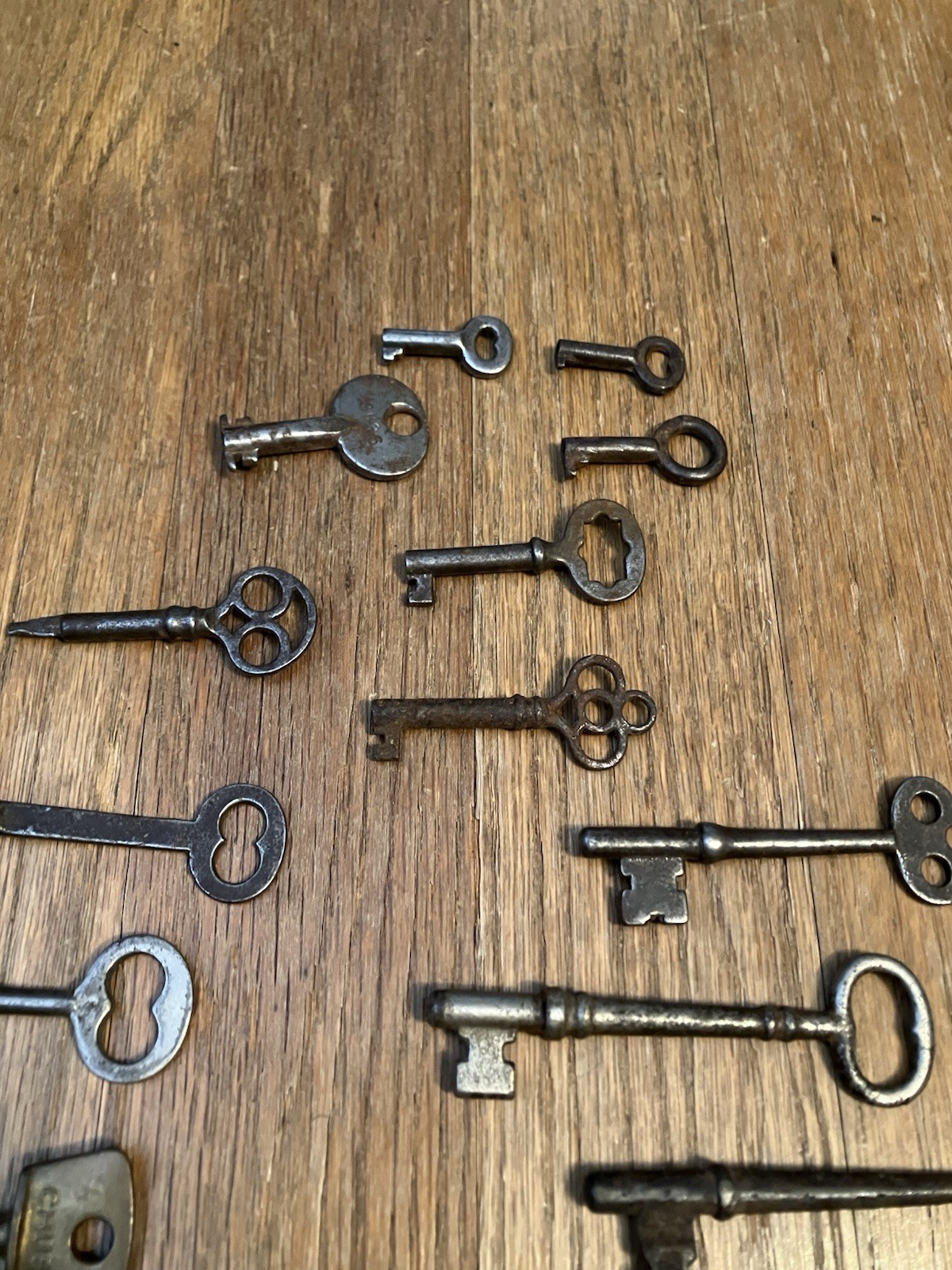LOT OF 18 VINTAGE OPEN BARREL SKELETON KEYS ASSORTED STYLES SMALL MEDIUM LARGE