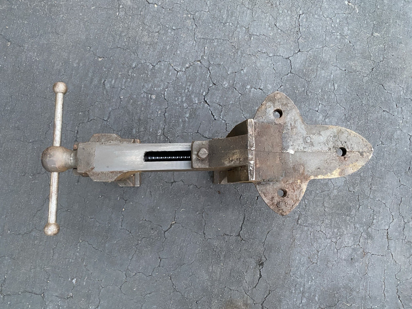 Antique Metal Bench Vise Chas Charles Parker Co. No 105 4.5 Inch Jaws No Repairs