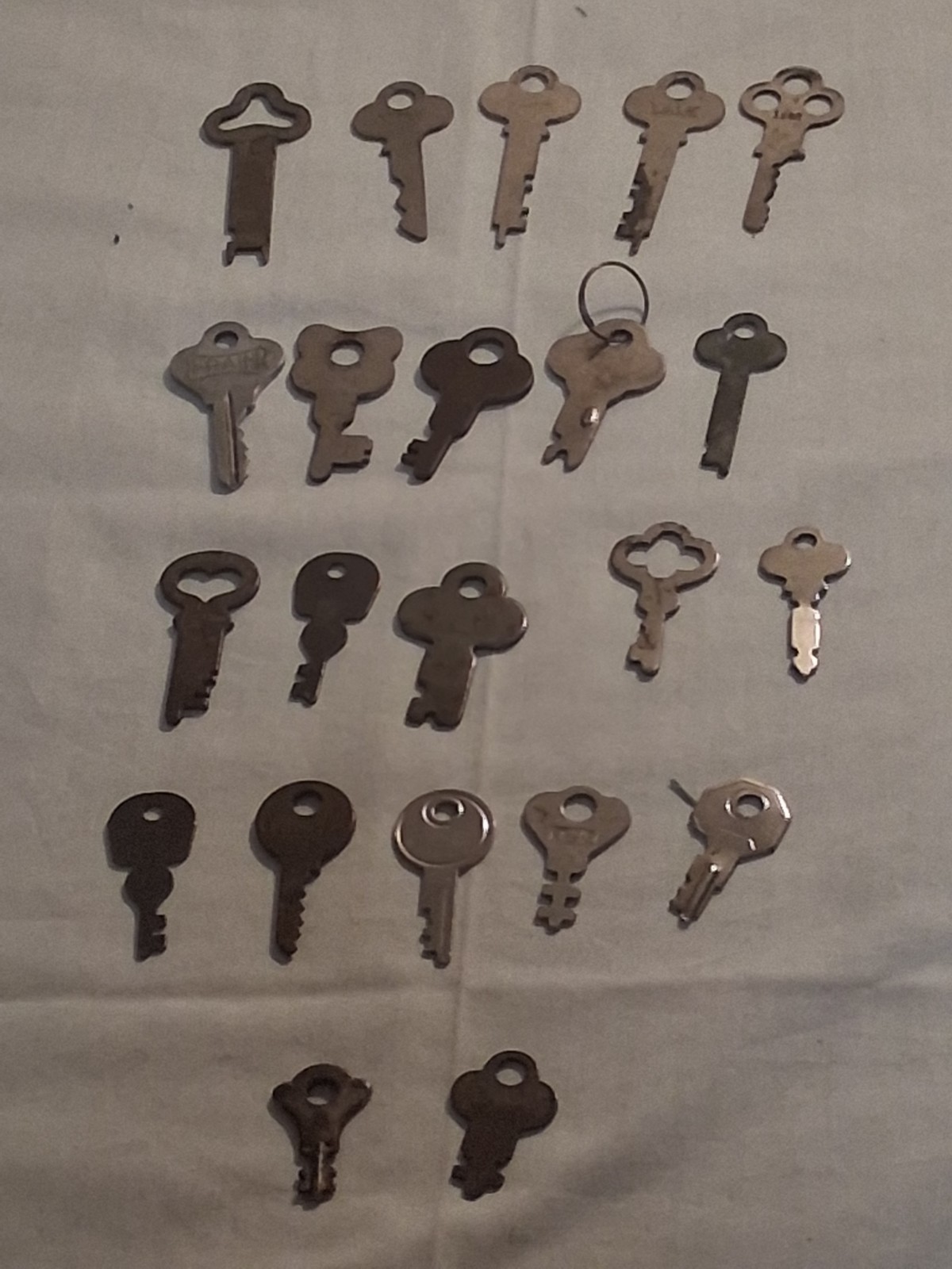 Mixed Lot of 61 Vintage Keys & 6 Key Rings