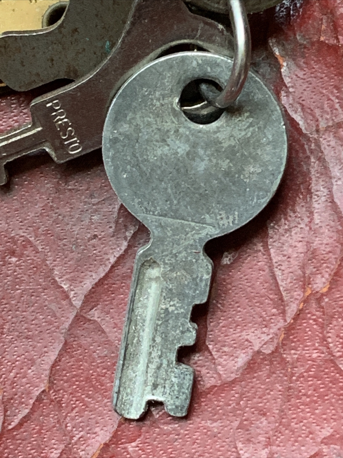 Vintage Burgundy Buxton Hunt Club Saddle Key-Tainer With 19 Antique Keys Inside