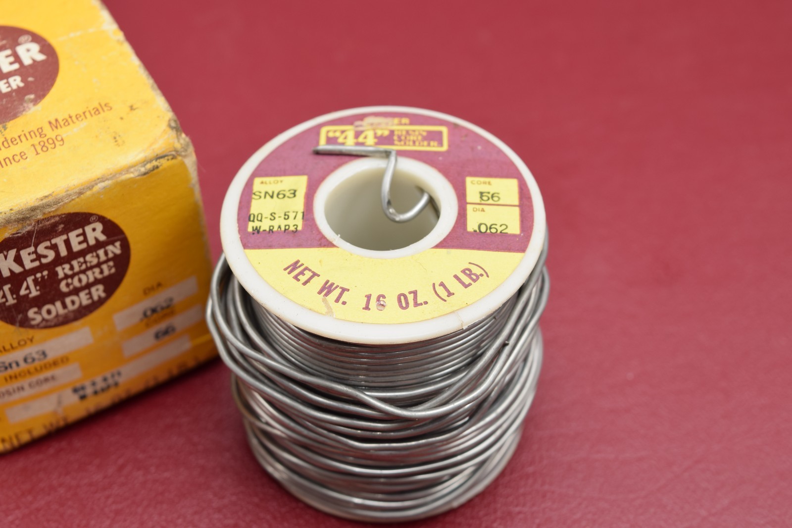 VINTAGE KESTER 44 SN63 ROSIN CORE SOLDER 66/44 .031 DIA – 1lb – USA 5904