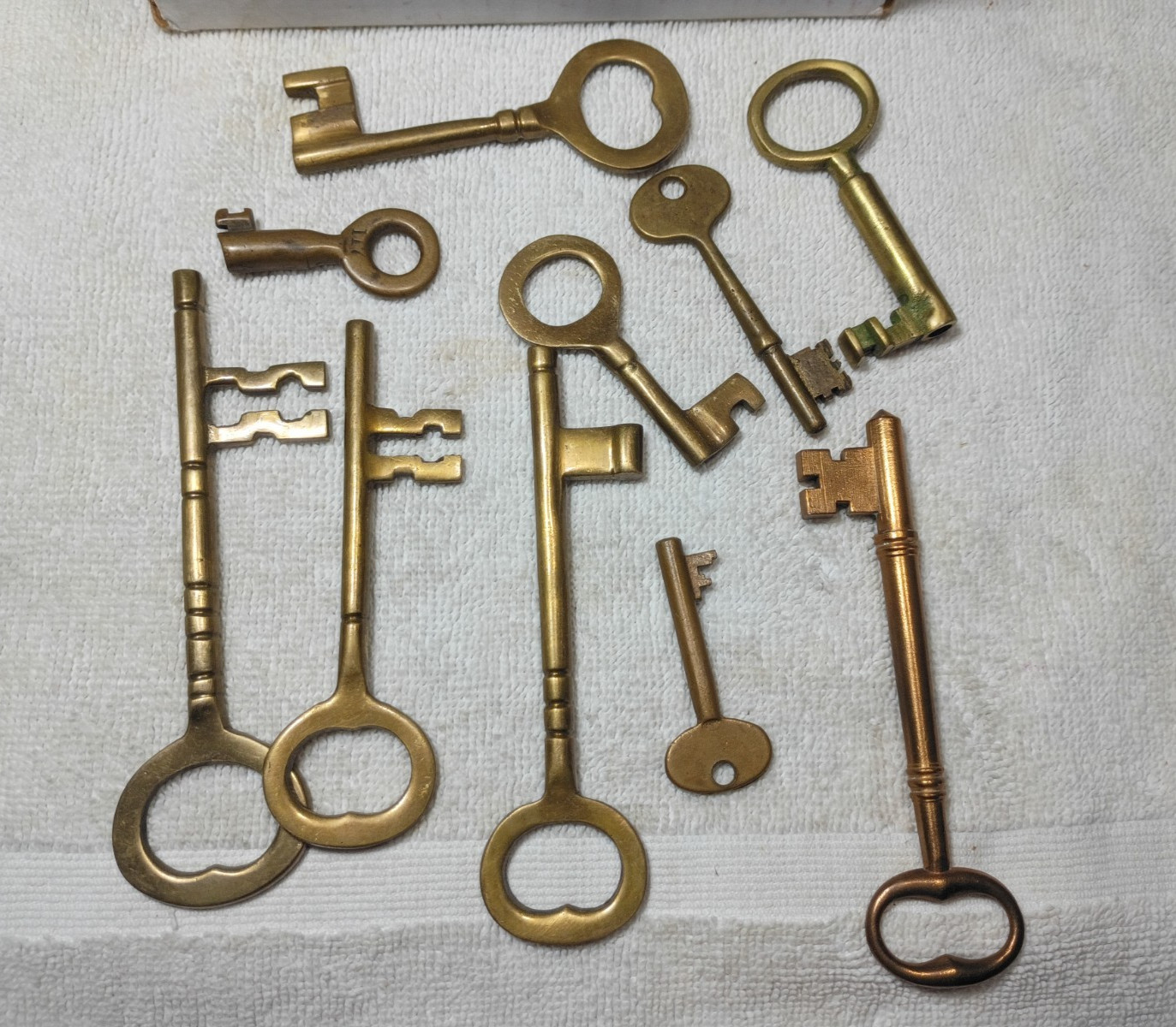 Skeleton key brass vintage 10pc lot small to large steampunk craft