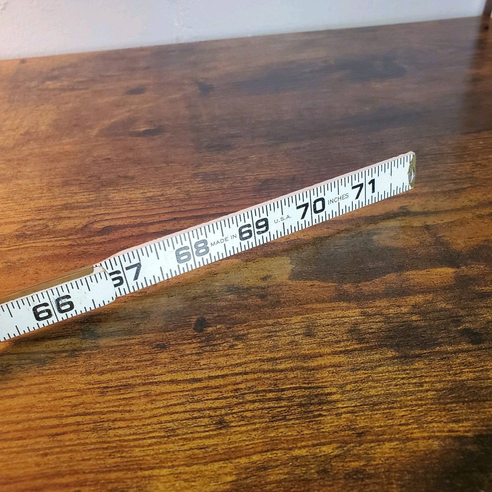 VINTAGE LUFKIN UNIVERSAL 460 WHITE WOOD FOLDING RULER 6′ 72″ with BRASS HINGES