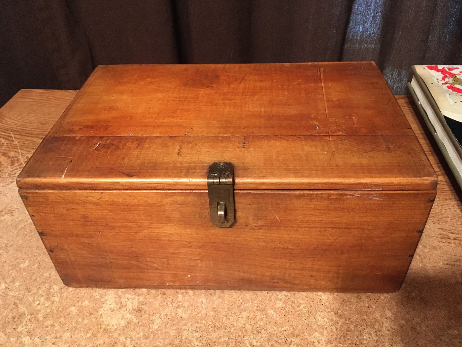 VINTAGE WOODEN STORAGE BOX LATCH CLOSING 12.75″ X 8″ X 5.5″ / WRONGWAY052