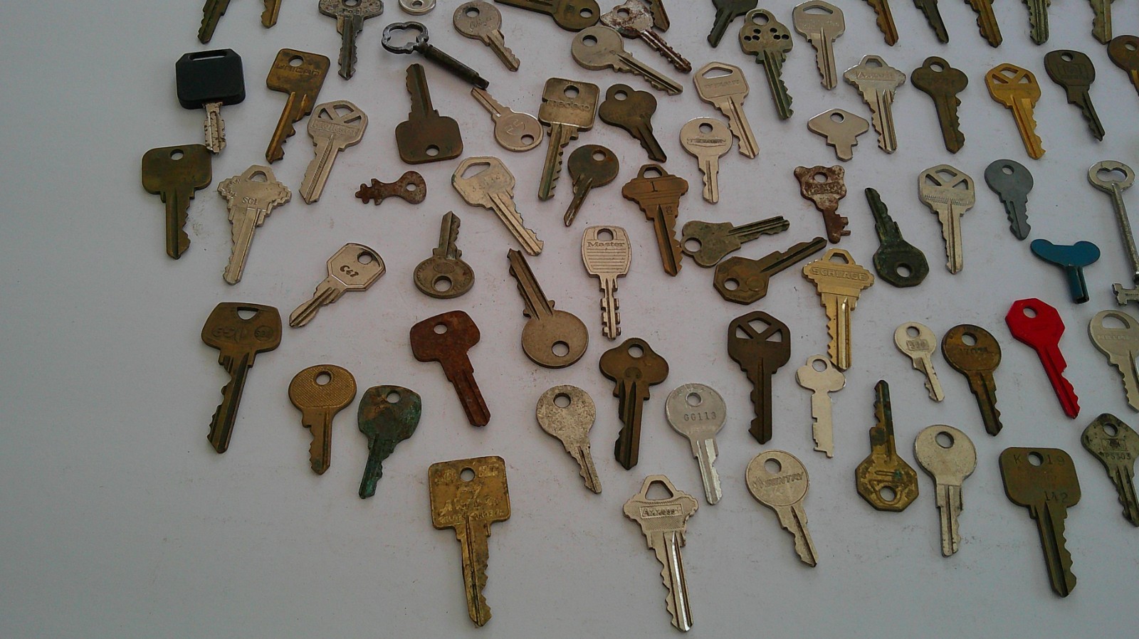 Vintage Lot of 100 Miscellaneous Keys