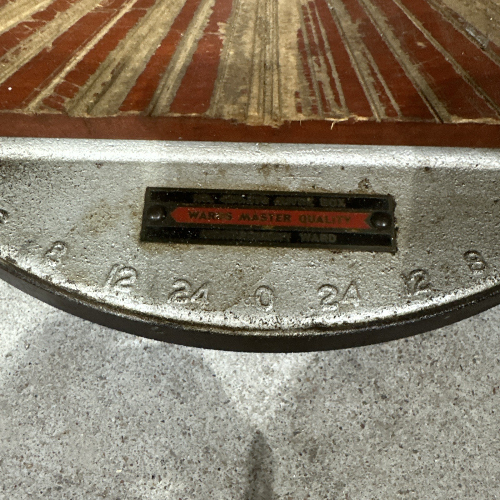 Vintage Montgomery Ward & Co. model no.484-370 Mitre Box and 26 in Saw