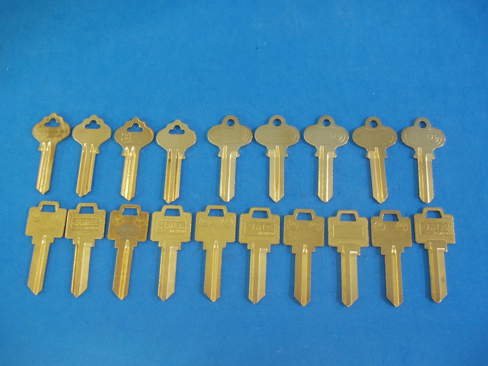 LOT OF 131 PIECE LARGE LOCKSMITH KEY BLANK ASSORTMENT HOME AND OFFICE