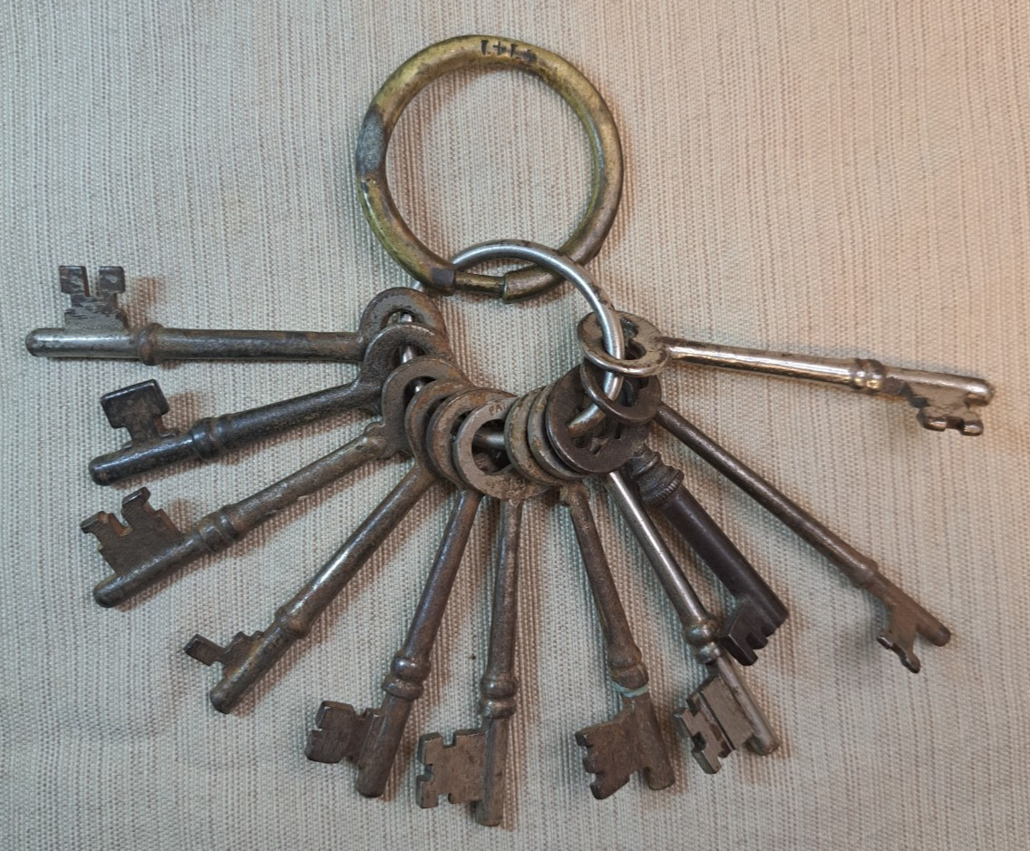 Antique Skeleton Key Ring – 14 Original Keys – Rustic, Collectible, Victorian