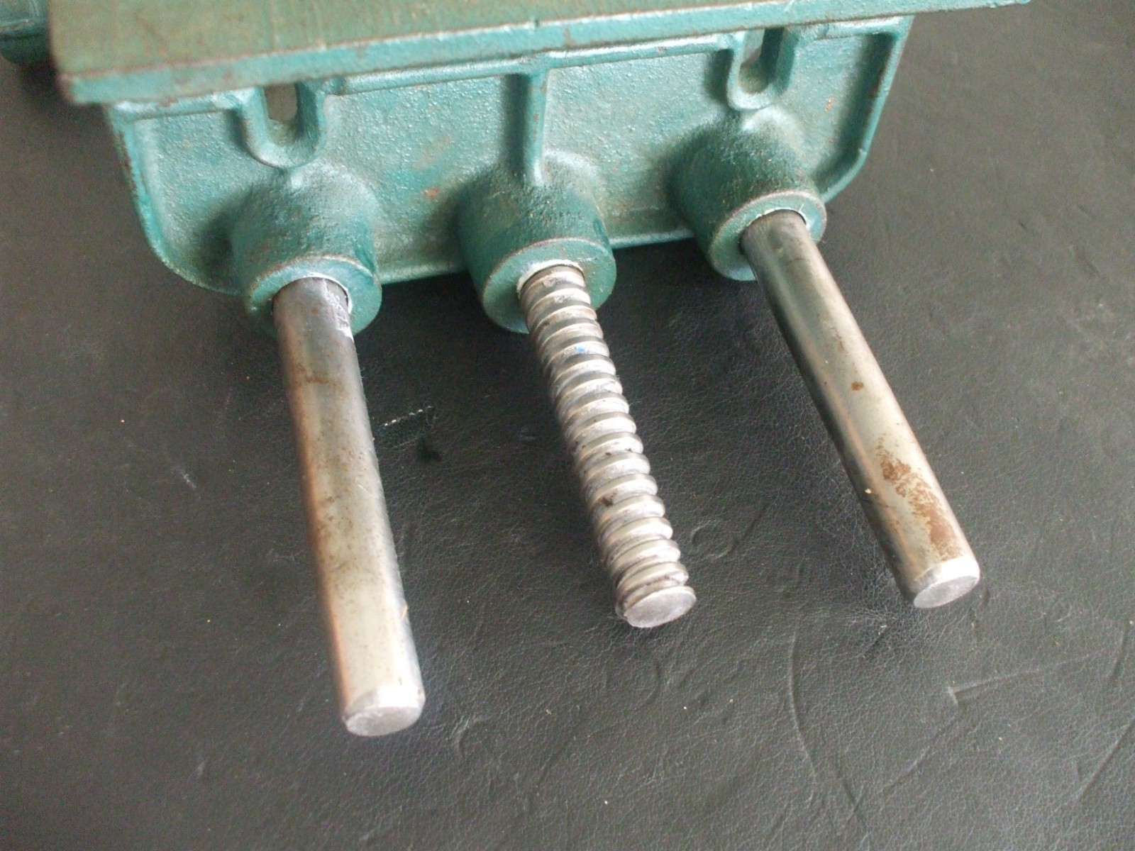 VINTAGE UNDER BENCH MOUNT WOODWORKER VISE