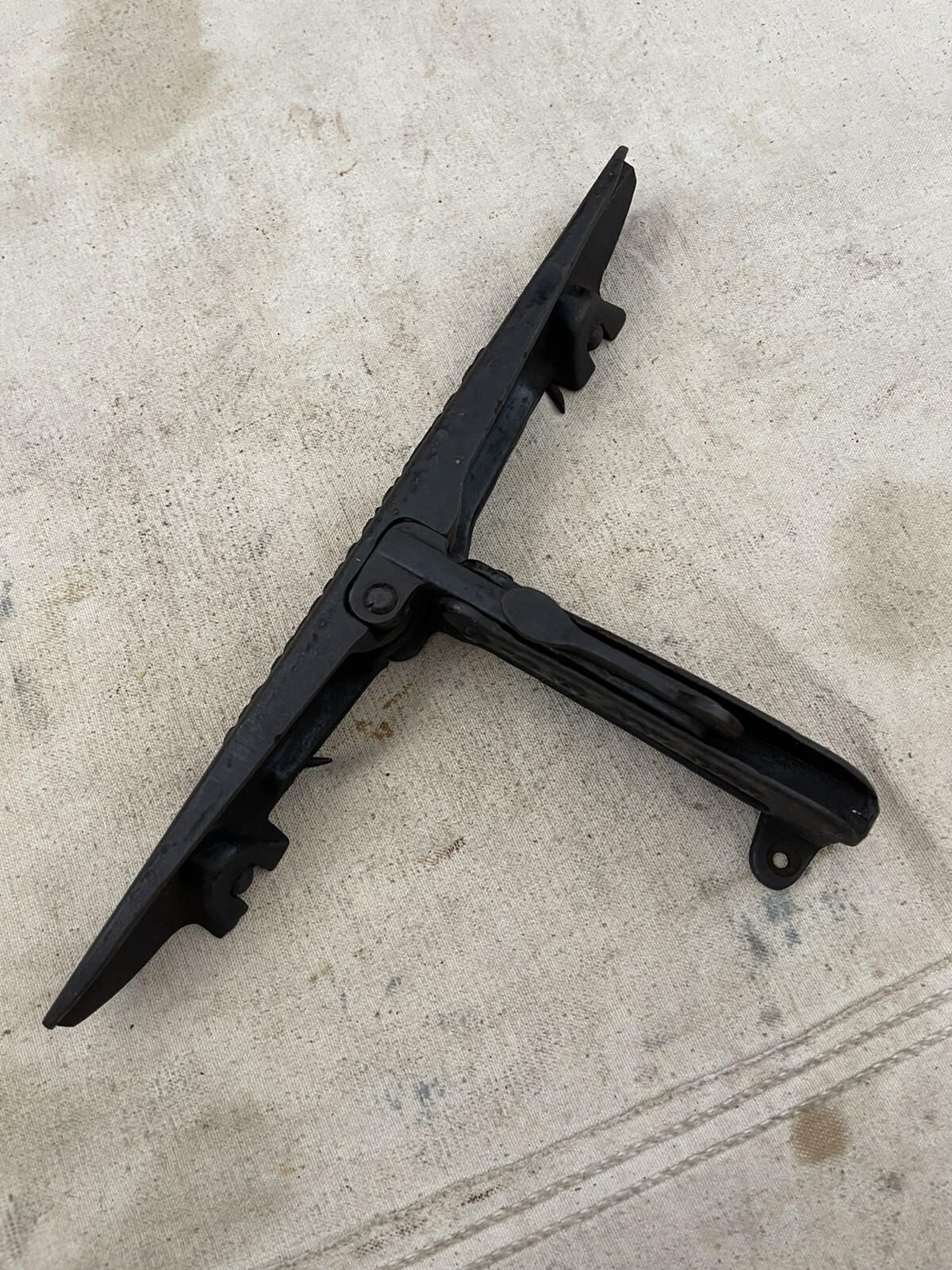 The Buckeye J.B. Foote Co folding hand saw clamp vise pat 1902 collectible tool