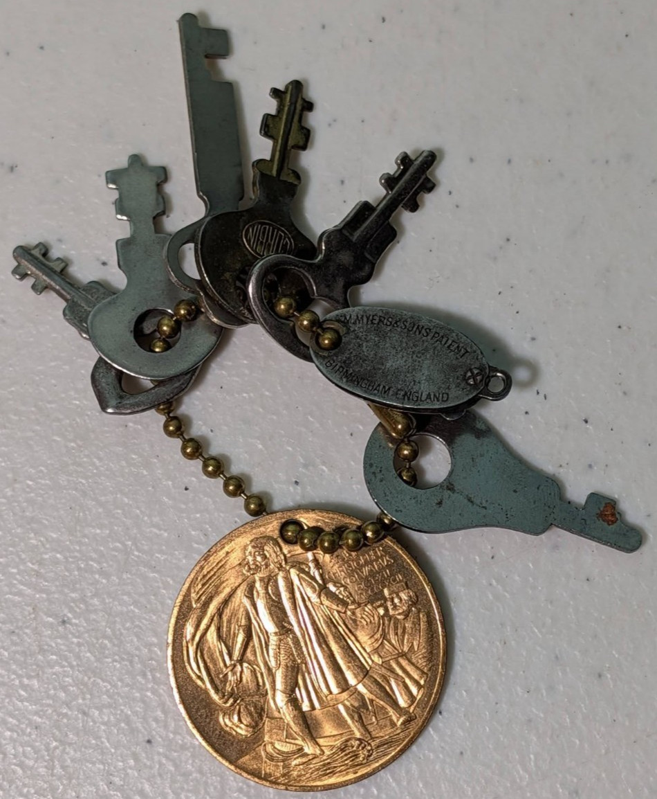 6 Antique Keys On A Medalion Key Chain Vintage
