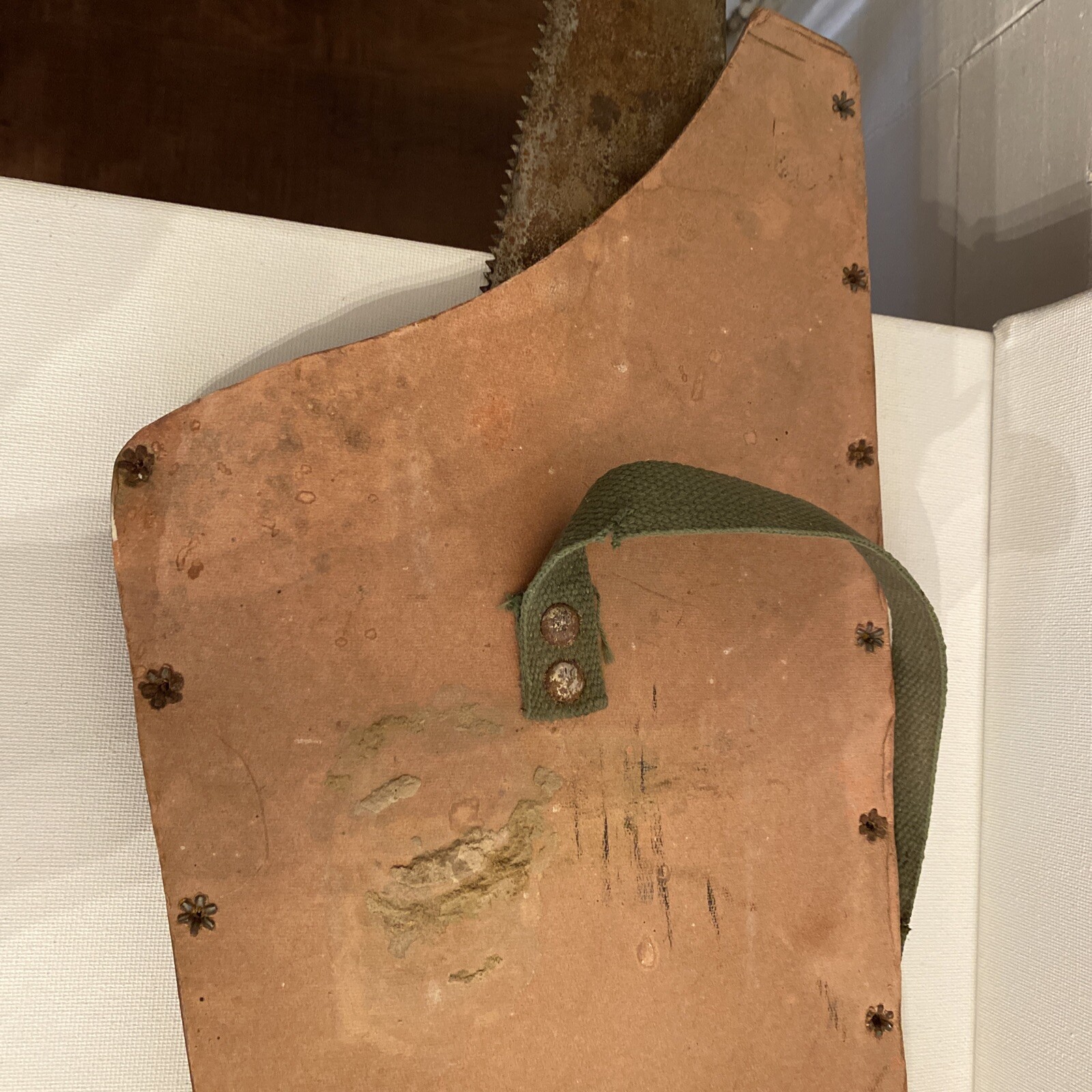 VTG 8 pt 26″ PENNSYLVANIA SAW CORP HAND SAW w WHEAT CARVED HANDLE inc VTG SHEATH