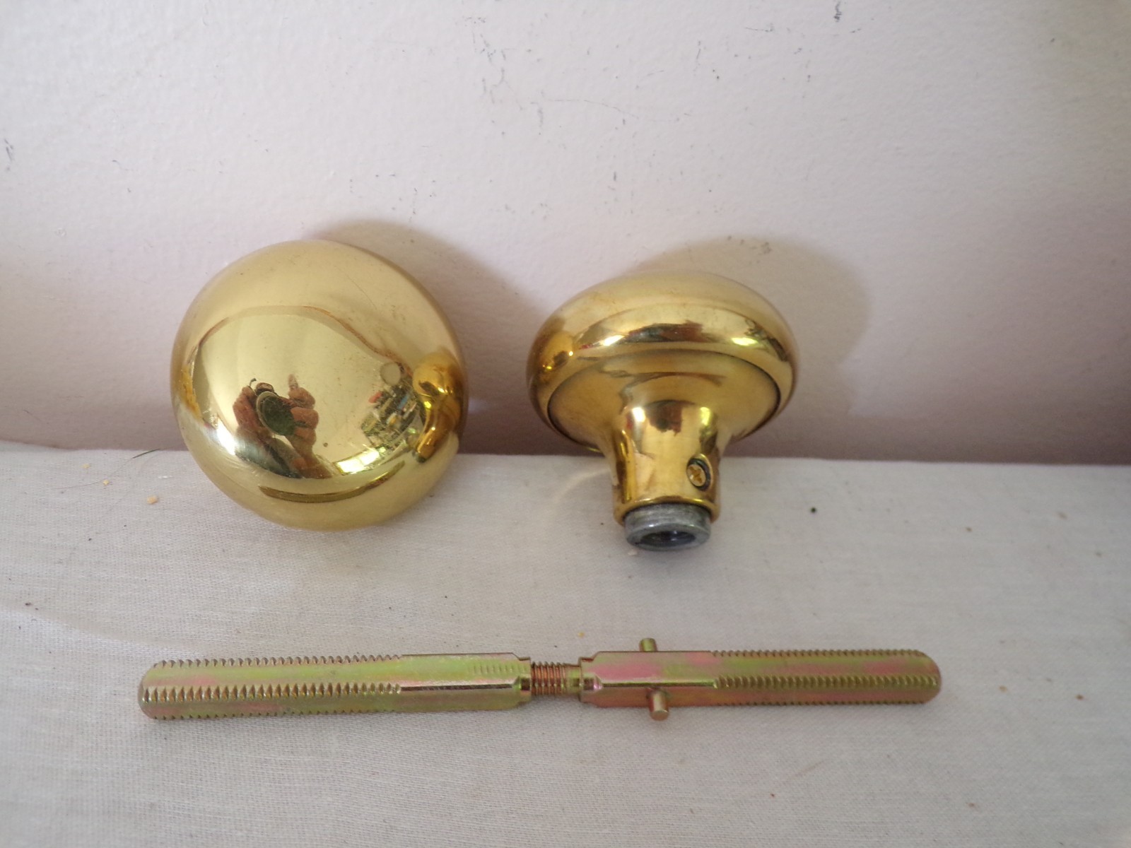 Em-D-Kay #48 Polished Brass Finish Door Knob Set – Split Spindle