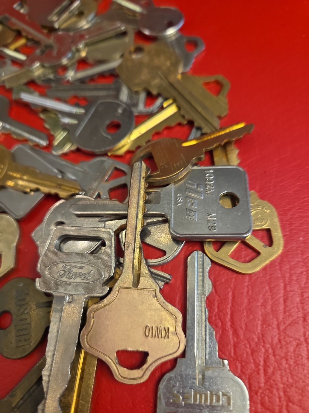 Lot Of 140 VTG Old Style Keys Automobile House Hotel Brass & Silver Craft ARTS