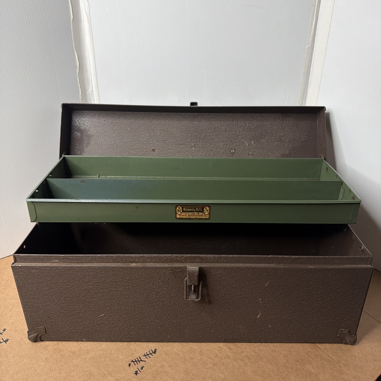 Vtg Kennedy Kits Cantilever Toolbox CS-19 Brown Exterior Green Tray 19x7x7