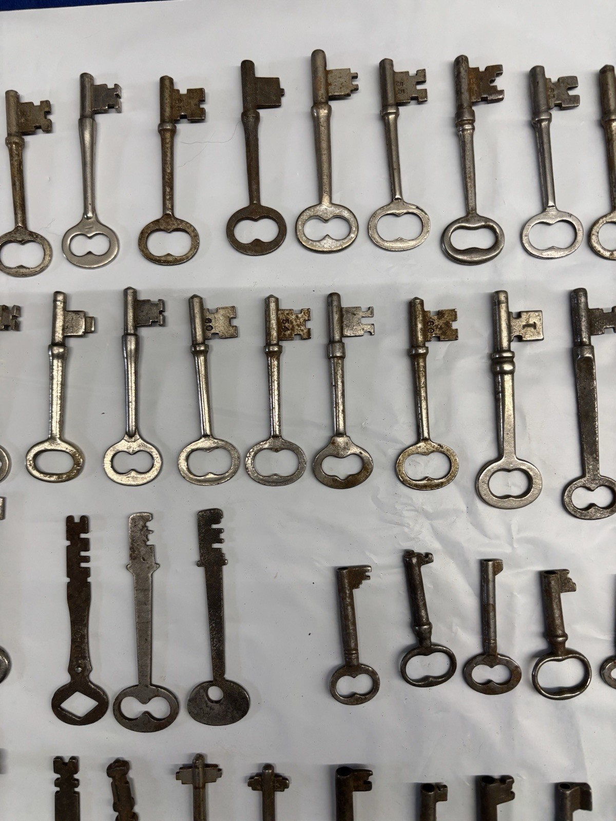 Antique SKELETON KEY LOT OF 51 IRON METAL BRASS KEYS Various Sizes Shapes