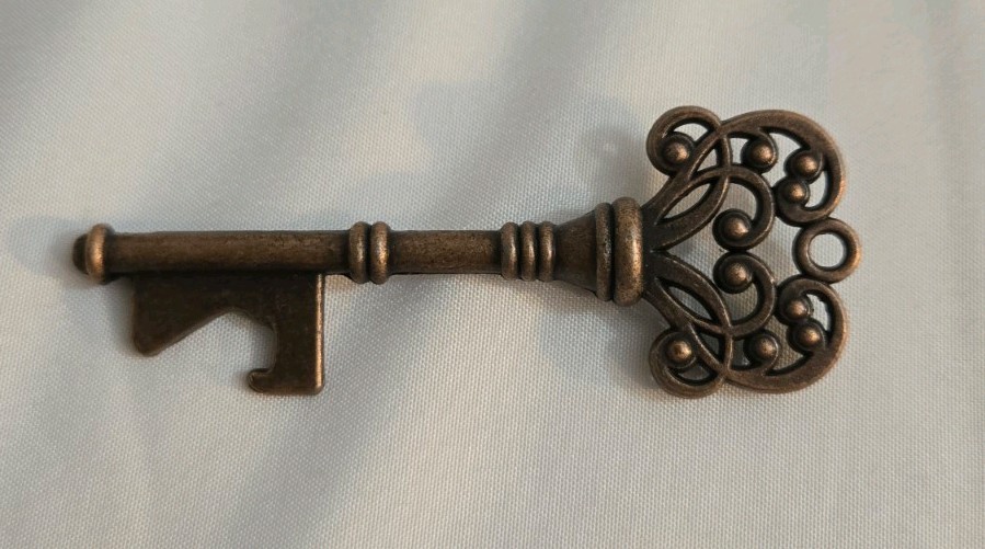 Lot of Antique-Style Decorative Metal Skeleton Keys – Multiple Pieces