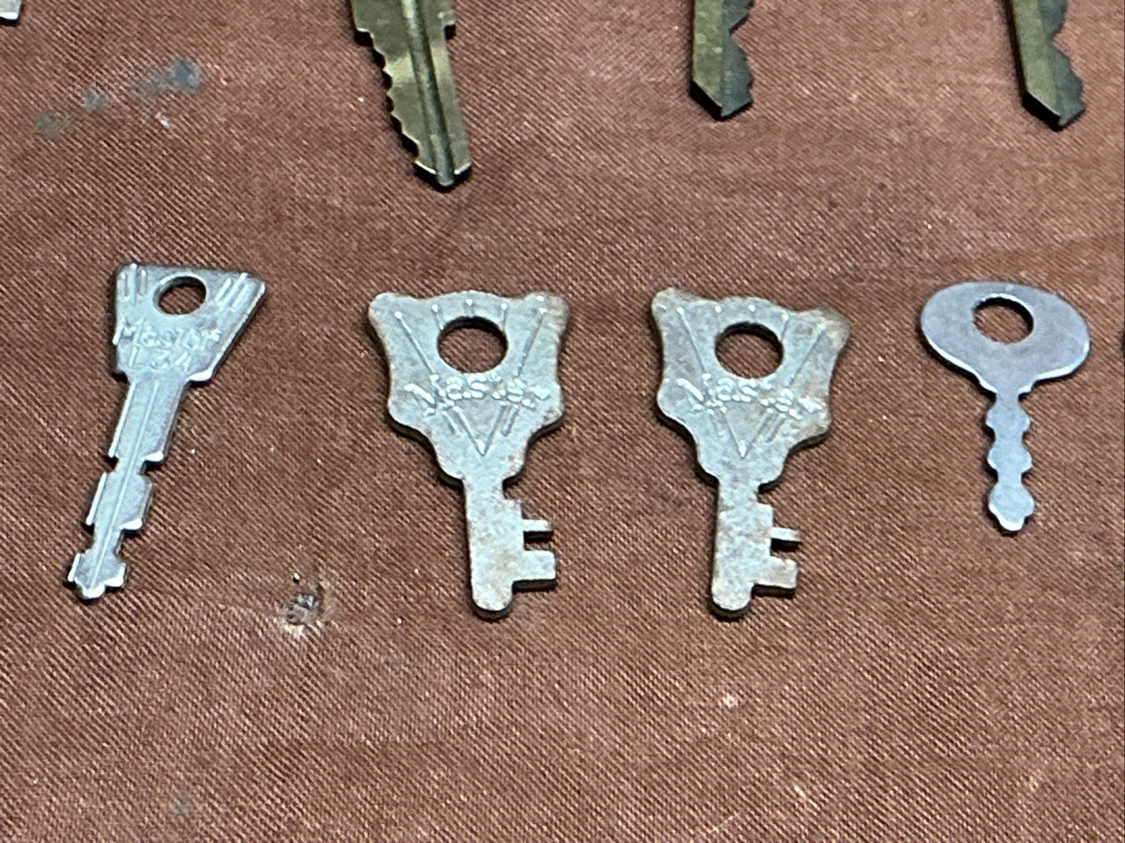 21 VINTAGE Assortment Of – Master , Luggage, Paper Towel, Toro Tractor Keys *H