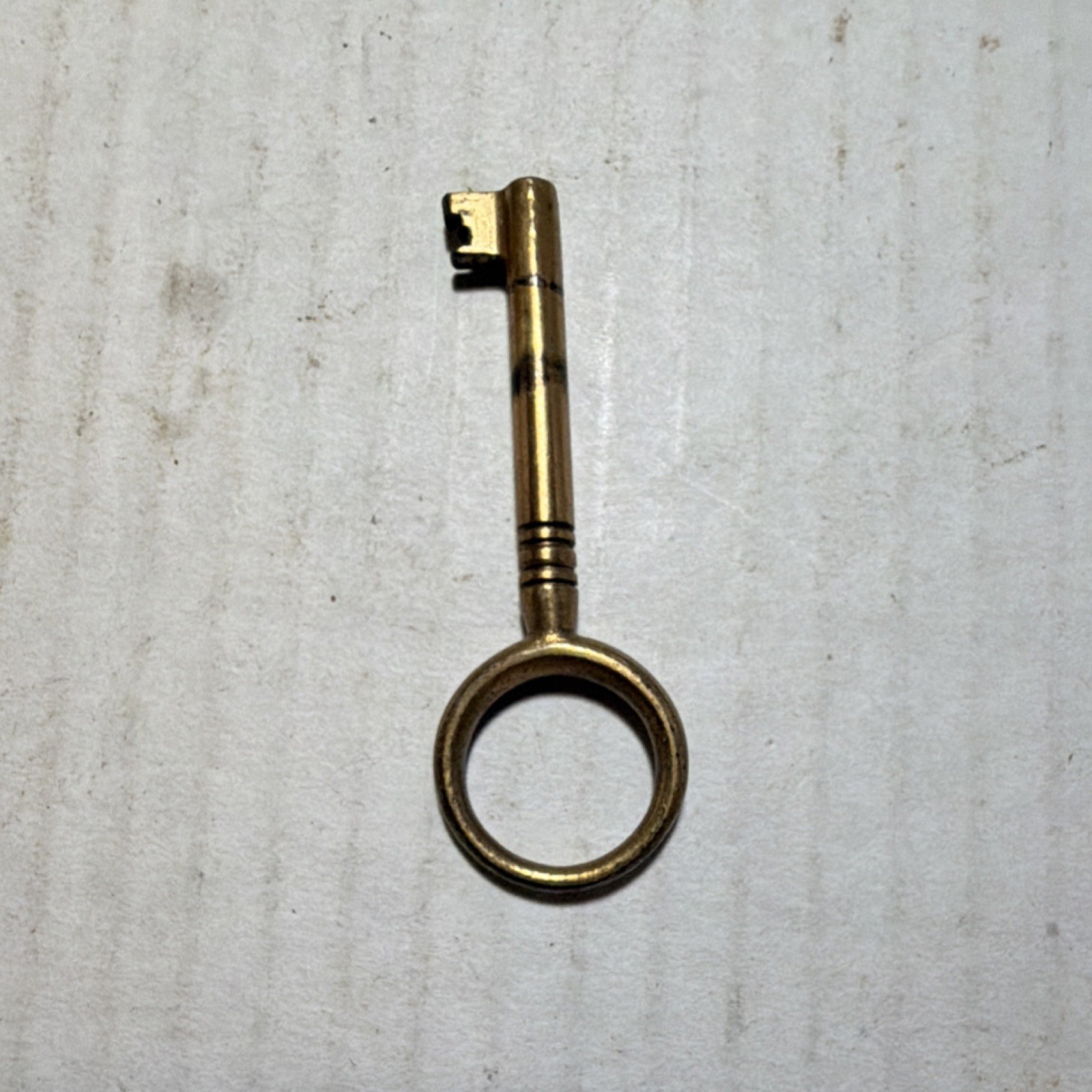 Brass Tone Skeleton Key with Round Ring Bow Handle Key