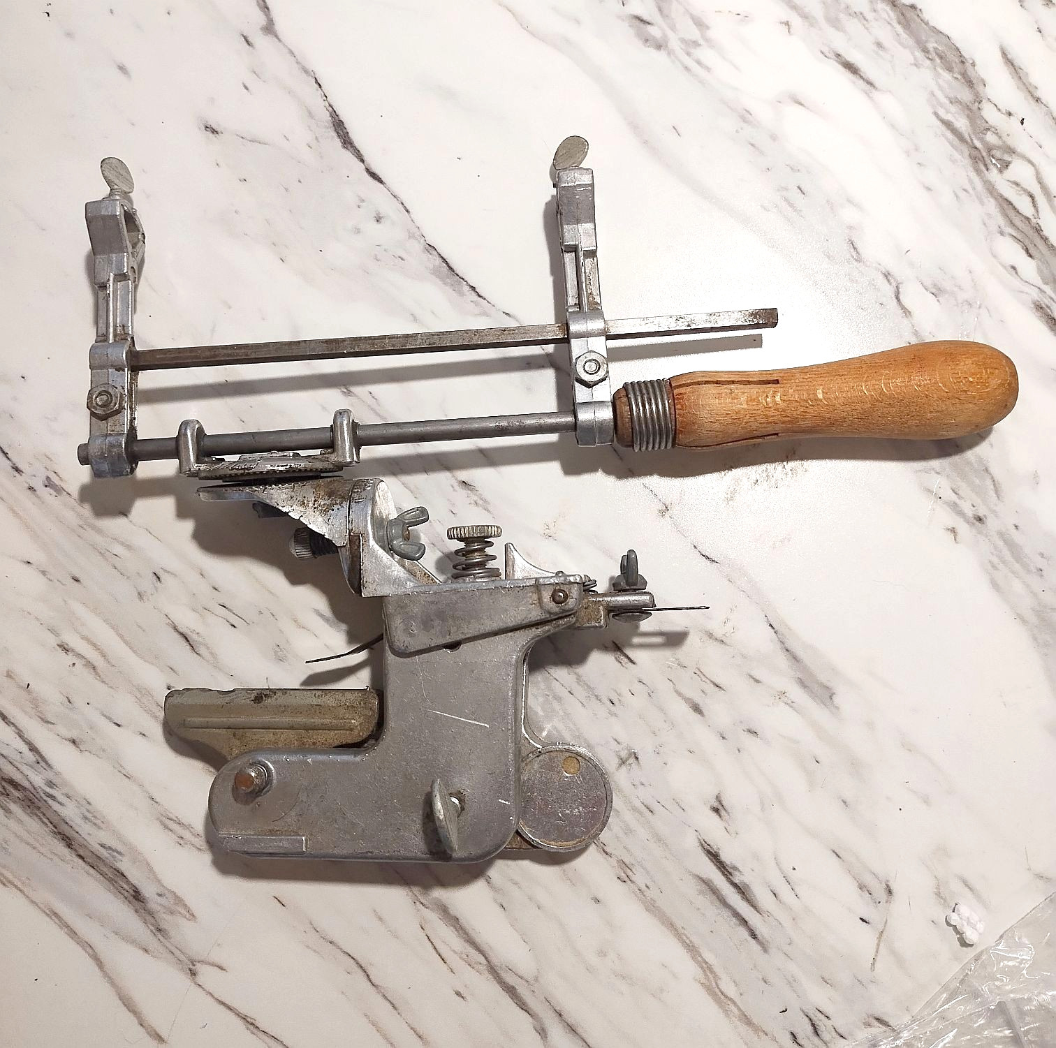 Chain saw sharpening and jointing tool patent 2818752 ca.1955