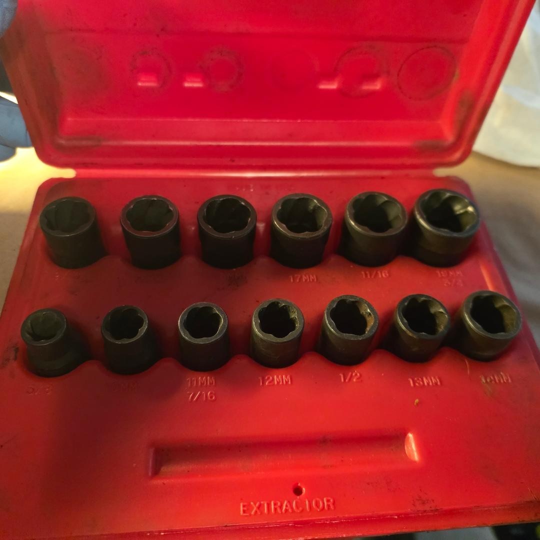 13 PIECE TWIST SOCKET SET 3/8″ DRIVE 10mm – 19 mm plus some SAE sizes. Full Set