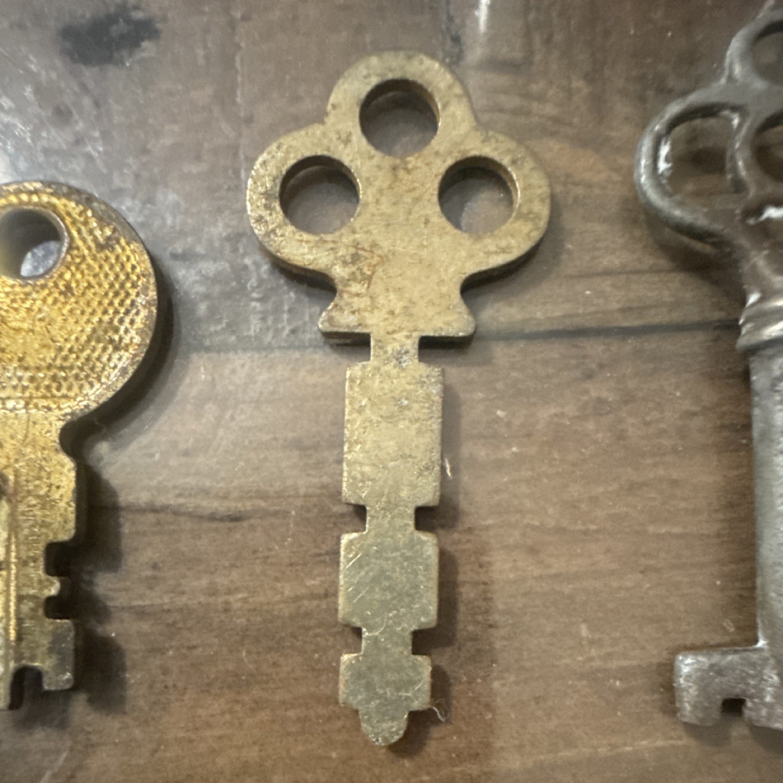 Lot of 4 Vintage Metal Skeleton Keys, Brass Tone & Silver Tone, Brass/Steel