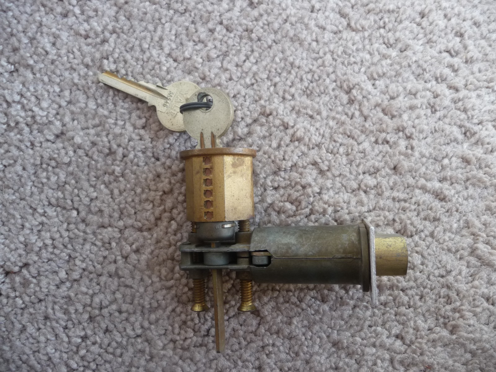 Yale door deadbolt lock w/ 2 keys