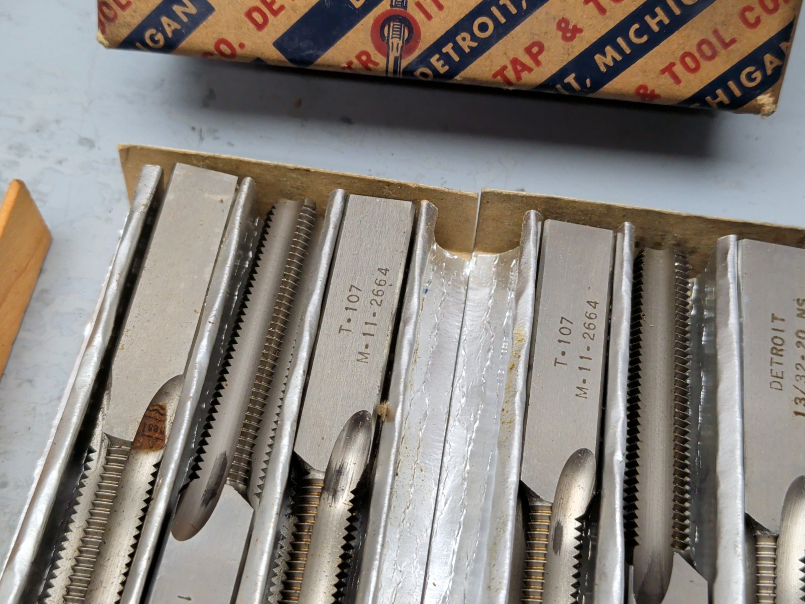 NOS VINTAGE DETROIT TAP & DIE SQUARE SHANK THREAD TAPS, 18PC, 11/32-32 NS, USA
