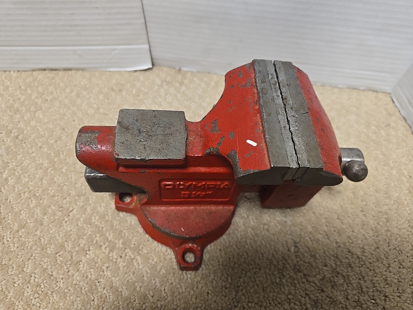 Olympia Bench Vise 3.5″ Jaws 4 Bolt Swivel Base Cast Iron Red.