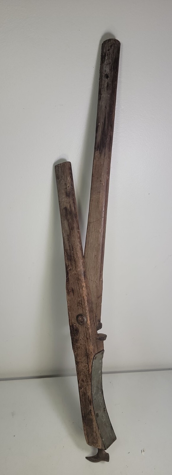 VINTAGE BARBED WIRE FENCH STRETCHER TOOL 32″ TALL WOOD HANDLED FARM TOOL