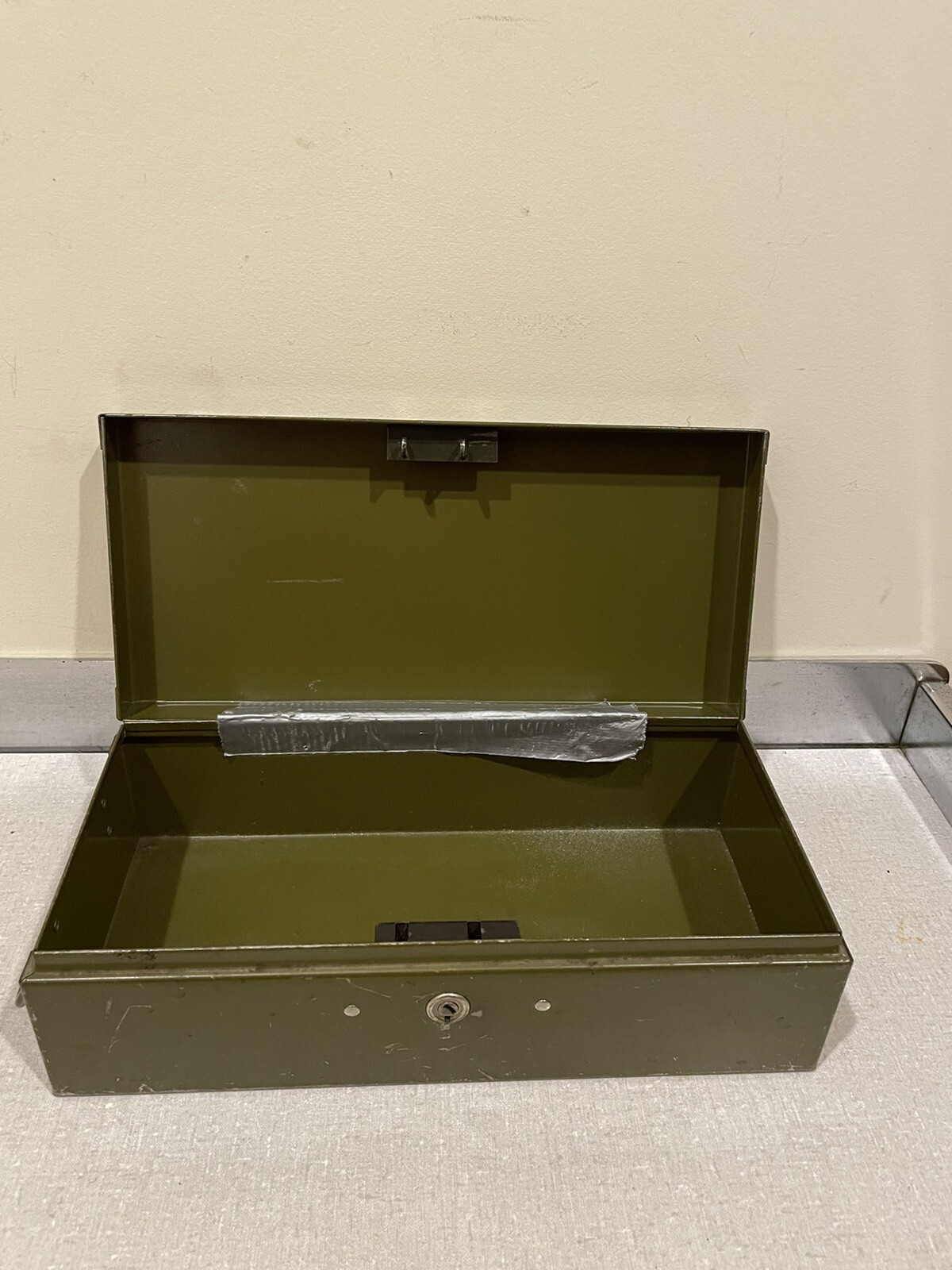 vintage green small tool box side handle no key good condition