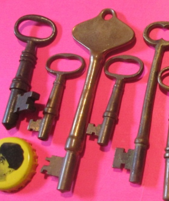 LOT OF 12 VINTAGE SKELETON KEYS SOME BRASS HOUSE ALL REAL NO FAKE MORE LISTED 12